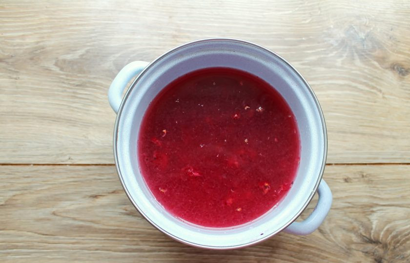 1. Этап. Клюквенный кисель Правильный: Отжатый жмых клюквы выложите в кастрюлю и залейте водой. Поставьте на средний огонь и доведите все до кипения и сразу снимите.