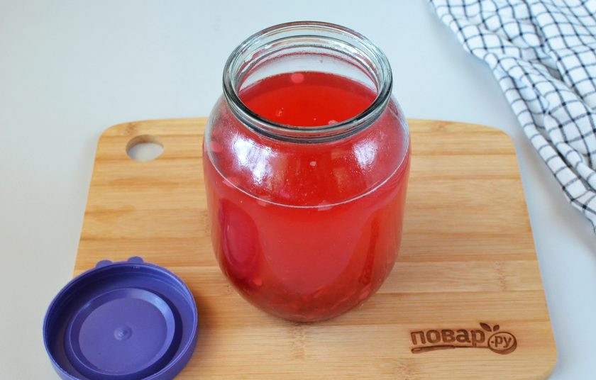 1. Этап. Ликер из калины: Откройте банку, влейте остывший сахарный сироп, перемешайте ликер. Настаивайте еще неделю в темном месте.