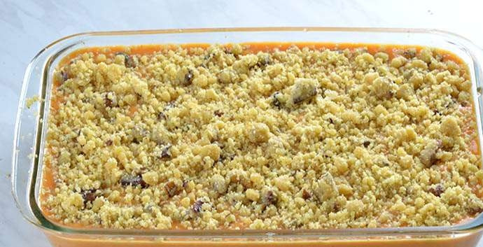 1. Этап. Сладкая тыквенная запеканка: Для посыпки перемешайте сахар с мукой, измельчёнными орехами и растопленным маслом. Смесь тщательно перемешайте, и оставьте в холодильнике на 15 минут. Всыпьте половину смеси на тыкву.