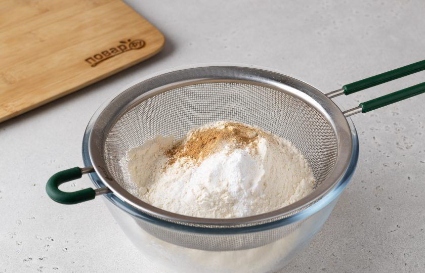 1. Этап. Имбирное печенье на год Кролика: В глубокую миску просейте все сухие ингредиенты, кроме сахара. Перемешайте.