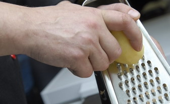 1. Этап. Картофельные колбаски: 2. Очищаем картошку, натираем её на крупной терке или пропускаем через мясорубку. Луковицу очищаем, половину натираем на терке или очень мелко нарезаем.