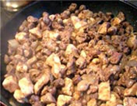 1. Этап. Меурав Иерушалми: 4. Накрываем крышкой, огонь уменьшаем и до готовности потомим. Нарежем кинзу и добавим ее на сковороду, все хорошо перемешиваем.