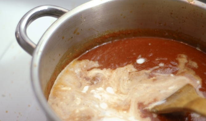 1. Этап. Томатный крем-суп со сливками: 8. В самом конце вводим сливки и варим еще около 10 минут.