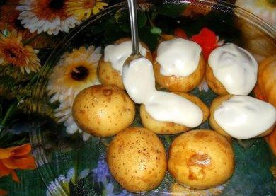 1. Этап. Картофель в микроволновке: Каждую картофелину разрезаем вдоль и кладем на тарелку. Сверху каждую картофелину поливаем небольшим слоем майонеза.