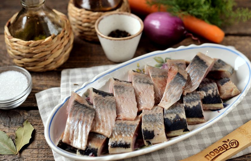 1. Этап. Сельдь по-шведски: А пока маринад остывает, почистите селедку от внутренностей и кожи, снимите филе с хребта, удалите реберные кости. Нарежьте филе ломтиками толщиной около 2 сантиметров.