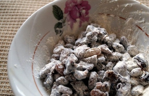 1. Этап. Домашний хлеб с сухофруктами: Сухофрукты обваляйте в небольшом количестве муки. Затем добавьте их и семечки к общей массе теста. Хорошенько перемешайте все ингредиенты.