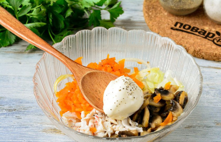 1. Этап. Салат Убей меня нежно: Салат перемешайте с майонезом, добавьте все необходимые специи.