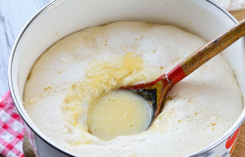 1. Этап. Кулич с коньяком: Влейте в опару масляно-яичную смесь и размешайте.