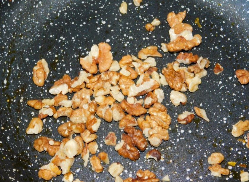 1. Этап. Сливочный суп-пюре с курицей и грецкими орехами: Отдельно обжарьте грецкие орехи.