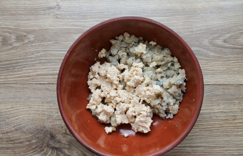 1. Этап. Котлеты из судака на пару: Замоченную булку измельчите через мясорубку и добавьте в миску с фаршем. Все посолите и поперчите.