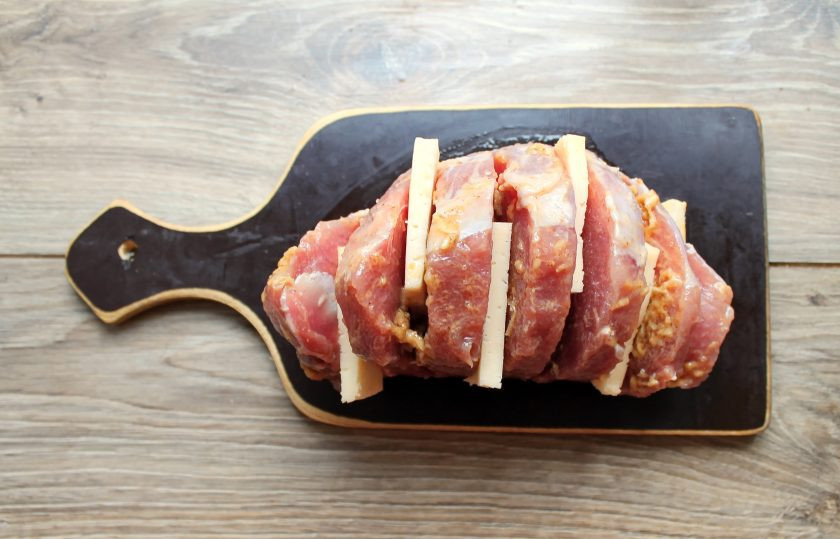 1. Этап. Мясная гармошка с сыром и грибами: Сыр нарежьте на куски равный количеству прорезей в мясе и вложите его в разрезы в шахматном порядке.