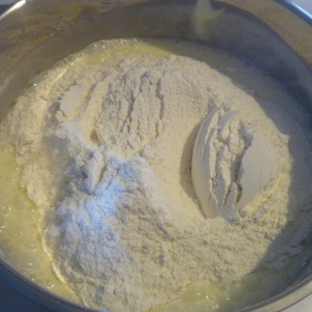 1. Этап. Кексы проще простого: После того как мы все хорошо взбили добавляем туда 1,5 стакана муки, перемешиваем ложкой и хорошо взбиваем миксером.