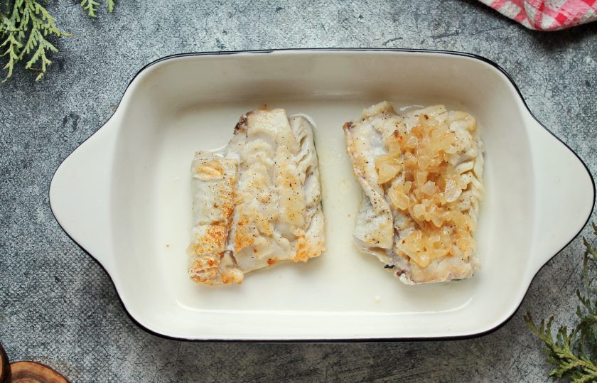 1. Этап. Треска по-поморски: В сковороду после обжаривания выложите мелко нарезанный репчатый лук и обжаривайте, мешая, в течение 3-4 минут. Обжаренный лук выложите поверх трески.