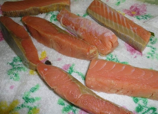 1. Этап. Кижуч в кляре: 5. После аккуратно переложите на бумажную салфетку, чтобы убрать излишки воды. Со всех сторон каждый кусочек посолите и поперчите.