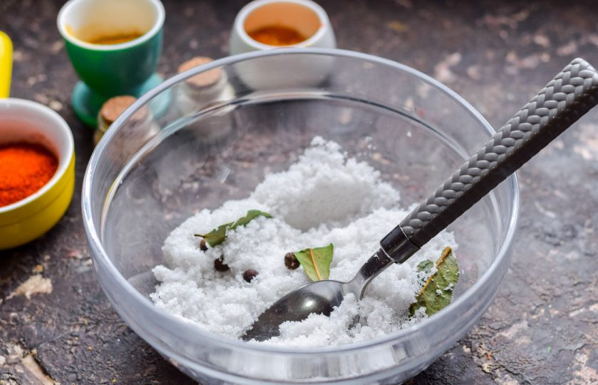 1. Этап. Сало соленое в фольге: В глубокую миску всыпьте соль, добавьте лавровый лист и душистый перец.