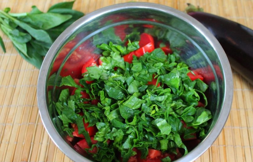 1. Этап. Салат из печеных баклажанов с помидорами: Листья шпината моем, просушиваем, режем и отправляем к остальным ингредиентам.