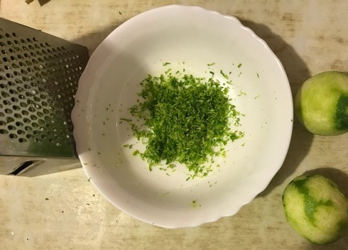 1. Этап. Мороженое из авокадо с лаймом: 3. Снимите цедру с лайма.