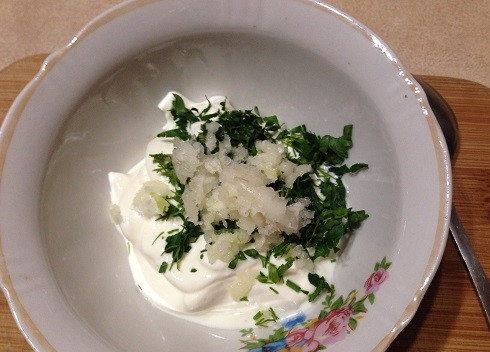 1. Этап. Квери с сыром: Квери можно подавать к столу со сметаной и зеленью, я же сделала соус из сметаны, зелени и чеснока.