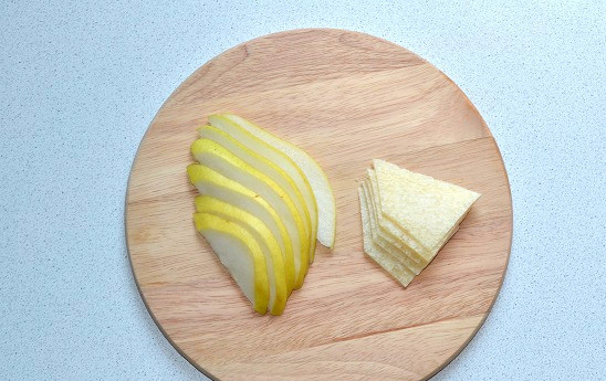 1. Этап. Теплый салат с грушей и куриной печенью: Пока жарится печень, нарежьте тонкими ломтиками грушу и пармезан.