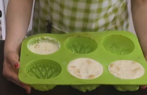 1. Этап. Творожная паска без выпечки с желатином: 6. Банан нарежьте колечками и перемешайте с остальной частью творожной массы. Заполните силиконовые формы для кексов и поставьте в холодильник на час.