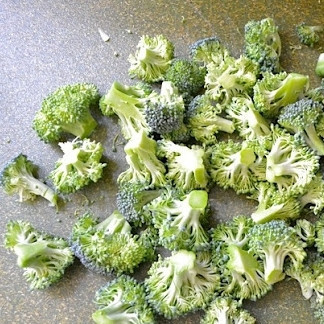 1. Этап. Овощной салат с макаронами: Брокколи разрезаем на небольшие соцветия.