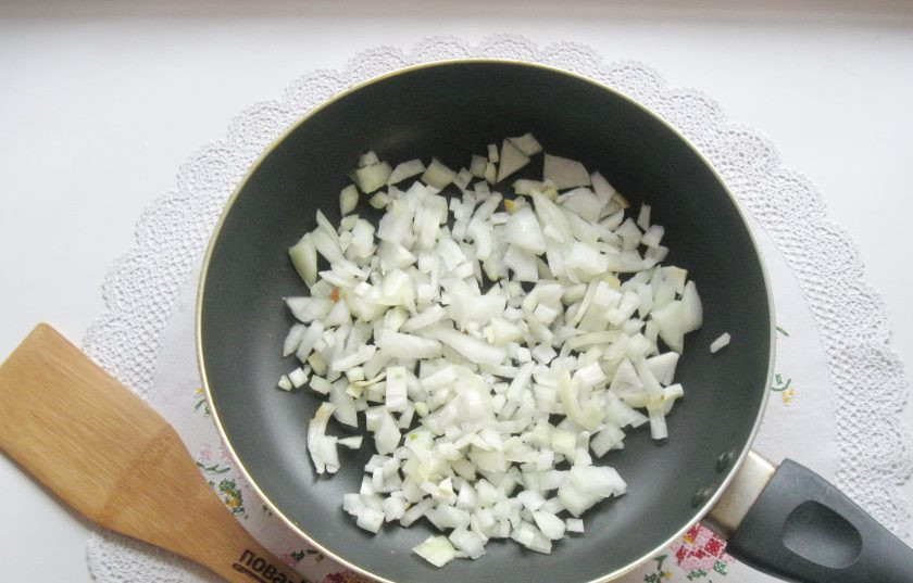 1. Этап. Чыхыртма с курицей: Лук очистите, помойте и мелко нарежьте. Выложите в сковороду.