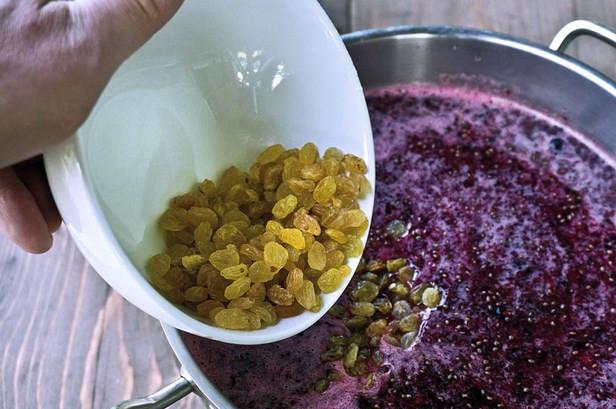 1. Этап. Домашнее вино из смородины без дрожжей: Затем — сахар и изюм.