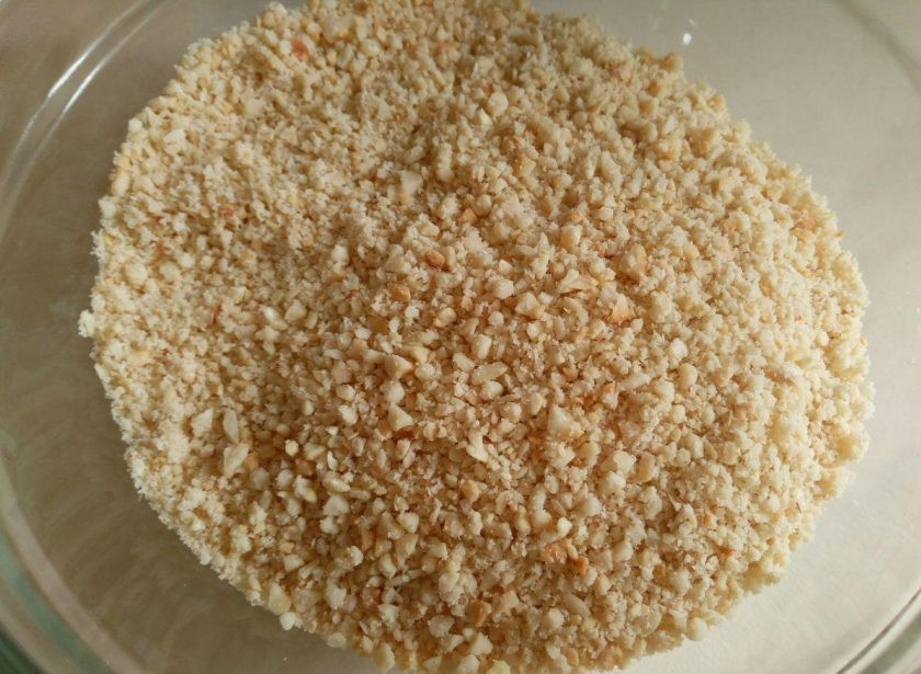 1. Этап. Пирожные Ламингтон, ароматизированные цедрой апельсина: Измельчите подготовленный арахис в крошку при помощи блендера. Поместите ореховую крошку в глубокую тарелку, чтобы было удобно обмакивать пирожные.