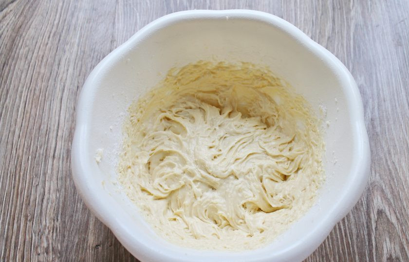 1. Этап. Бостонский клюквенный пирог: Аккуратно замесите тесто.