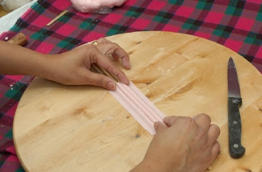 1. Этап. Торт Шикарный: 15. Плотно сожмите и оставьте заготовку немного подсохнуть. Тем временем можно сделать следующую.