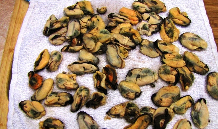 1. Этап. Паста с мидиями: Мидии разморозьте в холодильнике, тщательно промойте, выбросьте те, которые раскрыты.