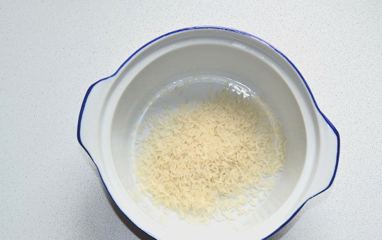 1. Этап. Фаршированный кальмар на гриле: Первым делом отварите рис в подсоленной воде.