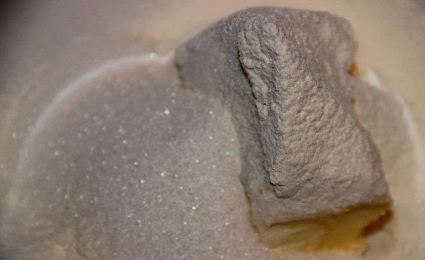 1. Этап. Рецепт сливового пирога от Юлии Высоцкой: Холодное масло соедините с просеянной мукой и сахаром.