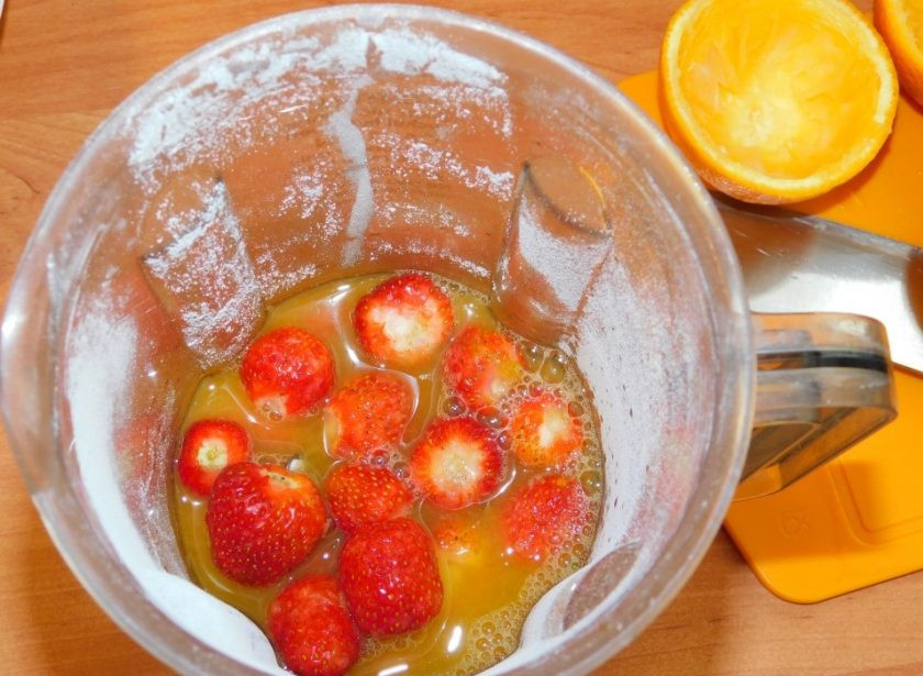 1. Этап. Клубнично-апельсиновый коктейль с имбирем: Пробейте в блендере клубнику и апельсиновый сок. Добавьте имбирный отвар. Перемешайте и разлейте по бокалам.