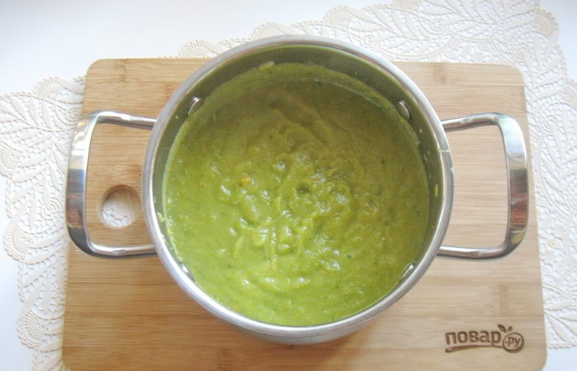 1. Этап. Суп-пюре из кабачков со сливками: Добавьте измельченный чеснок и взбейте суп блендером до консистенции пюре.