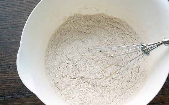 1. Этап. Открытый торт с ягодами: 2. Первым делом смешайте все сухие ингредиенты вместе.