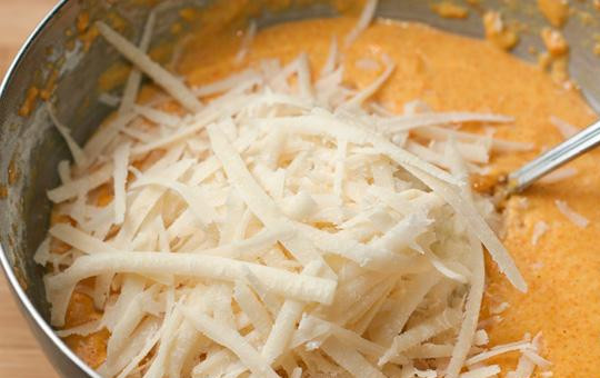 1. Этап. Оладьи из тыквы с сыром: Сыр натираем на крупной терке и также добавляем к тесту. Перемешиваем.