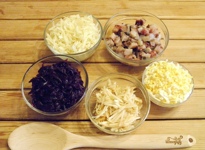 1. Этап. Селедка под шубой без моркови: Натрите на крупной терке овощи и яблоко. Селедку порежьте небольшими кубиками.