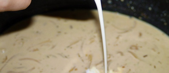 1. Этап. Тушеная курица в сливочном соусе: 5. Вылить на сковороду куриный бульон, добавить специи или сушеные травы и сливки. Довести до кипения, убрать огонь до минимума и тушить под крышкой около 25 минут.