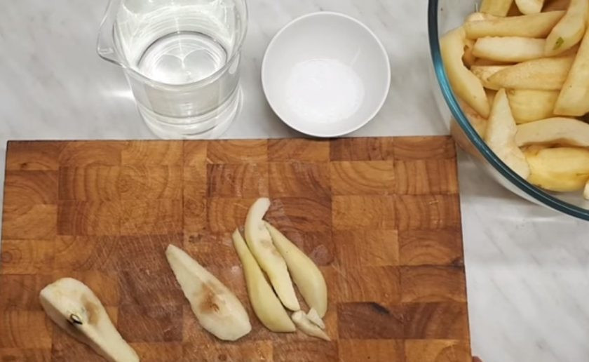 1. Этап. Вяленые груши (заготовка): 1. Груши очистите от кожуры и косточек, нарежьте на пластинки толщиной 1 см. Холодную воду смешайте с лимонной кислотой, добавьте к нарезанным грушам и оставьте на 1 час.