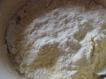 1. Этап. Творожная запеканка с кукурузной мукой: Теперь добавим просеянную кукурузную муку и разрыхлитель для теста. Перемешаем.