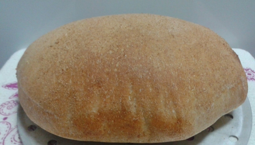 1. Этап. Постный бездрожжевой хлеб: Готовый хлеб не доставайте из формы сразу. Дайте ему немного остыть. Затем аккуратно достаньте из формы и выложите на блюдо. Нарежьте хлеб ломтиками и побалуйте себя первым тёплым кусочком, намазав на него сливочное масло.