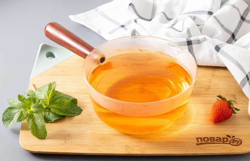 1. Этап. Компот из клубники, лимона и мяты на зиму: Затем слейте воду из банки в ковшик или кастрюлю, добавьте сахар и доведите до кипения. Проварите минутку, чтобы сахар полностью растворился.