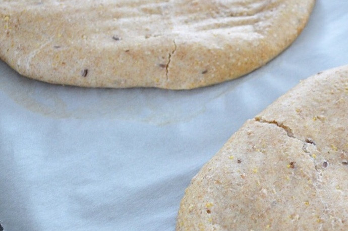 1. Этап. Овощная пицца с моцареллой: 2. Поставьте противень с тестом в заранее разогретую до 200 градусов духовку и выпекайте в течение 10 минут.