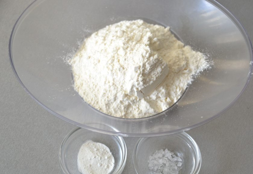 1. Этап. Бретонское песочное тесто: Смешайте муку с разрыхлителем и крупной морской солью.