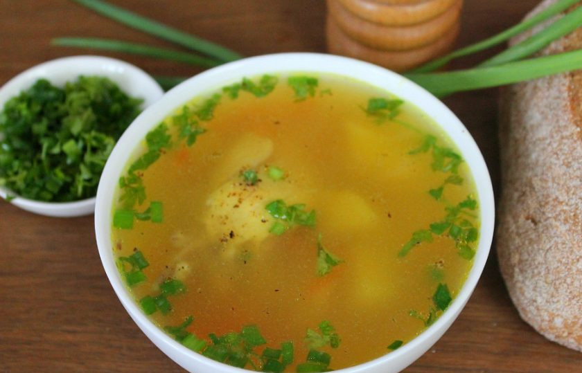 1. Этап. Куриный суп с куркумой: Куриный суп с куркумой готов. Подаем горячим, посыпав рубленной зеленью и молотым перцем. Приятного аппетита!