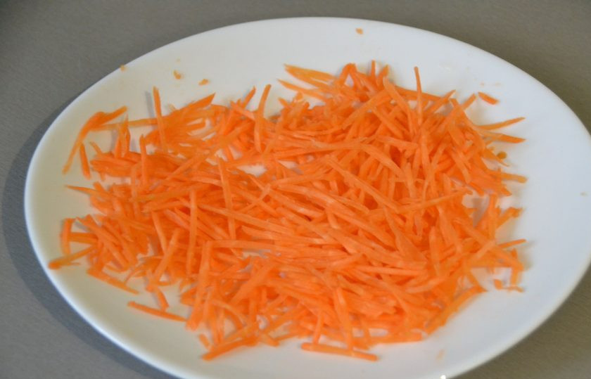 1. Этап. Скумбрия по-царски: Натрите на тёрке морковь.