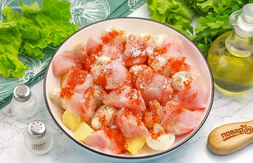 1. Этап. Индейка с картошкой и шампиньонами в духовке: Всыпьте специи и пряности, по желанию — добавьте другие по вкусу и влейте растительное масло. Все тщательно перемешайте.