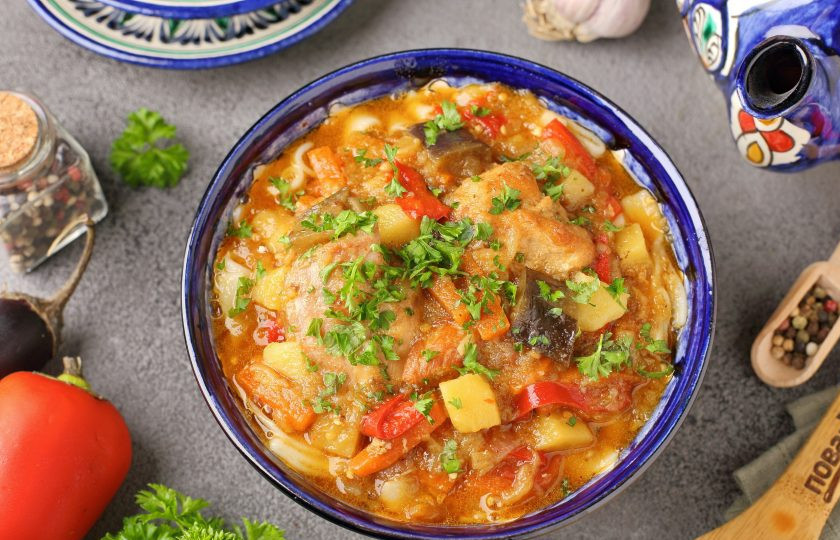 1. Этап. Лагман из кролика: Лагман из кролика готов. Подавать необходимо так, в тарелку выложите необходимое количество лапши и сверху налейте подливу из мяса с овощами. Украсьте зеленью. Приятного аппетита!