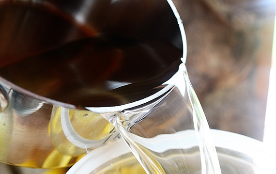 1. Этап. Лимонад домашний: В тот же главный кувшин вылейте воду с сахаром.